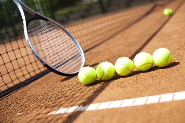 Теннисные мячи лежат в ряд
 - Фото, изображение