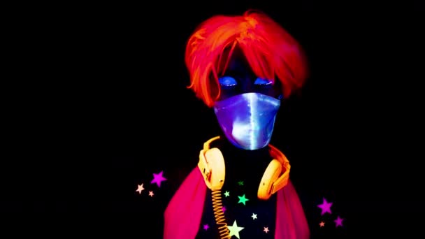 Weiblicher Tanz in leuchtendem UV-Kostüm und Maske - Filmmaterial, Video