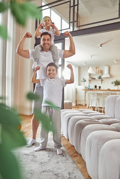 Glückliche sportliche Familie verbringt Zeit zu Hause - Foto, Bild