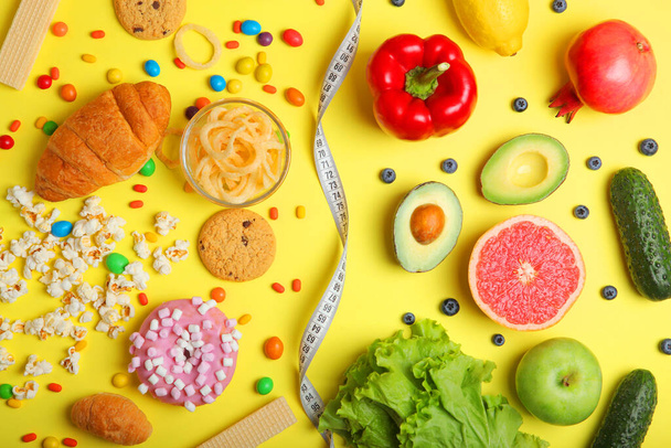 zdravé potraviny a nezdravé potraviny na barevném pozadí close-up horní pohled. - Fotografie, Obrázek