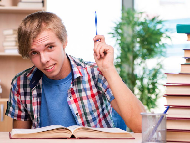 Estudiante joven preparándose para exámenes universitarios - Foto, imagen