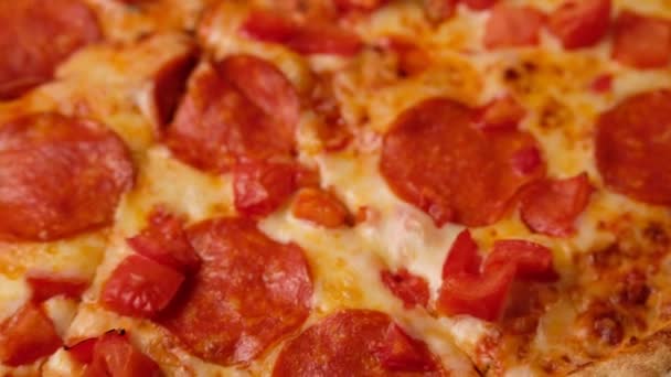 Pizza de pepperoni fresca en una caja con rebanadas de salami entregadas a casa. - Imágenes, Vídeo