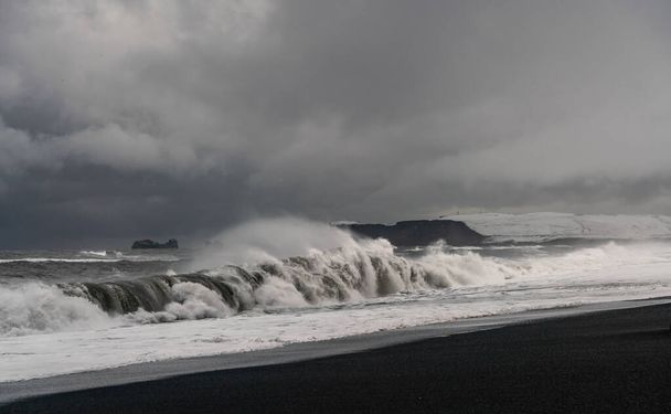 アイスランドの南海岸にある有名なレイニスフィヤラ岩近くの黒い火山ビーチでの嵐の波 - 写真・画像