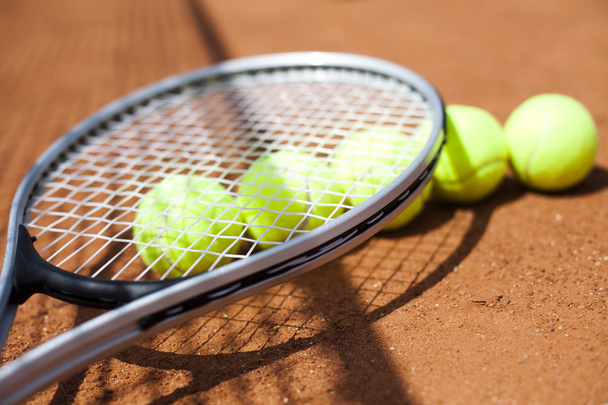 tenisové míčky ležící v řádku - Fotografie, Obrázek