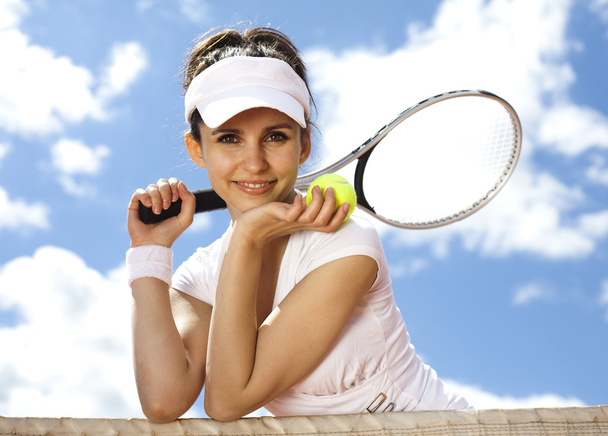 dziewczyna opiera się na tenis net - Zdjęcie, obraz