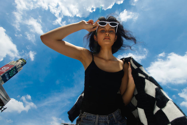 Portrét 20s Asian Woman hnědé vlasy nosit bundu vysokou módní make-up pod modrým mrakem oblohy. Krásná žena vyjádřit pocit emoce úsměv šťastný, sklonit se ke kameře s širokým výhledem na oblohu - Fotografie, Obrázek