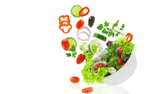 Salada de legumes misturados frescos em uma tigela no fundo branco  - Foto, Imagem