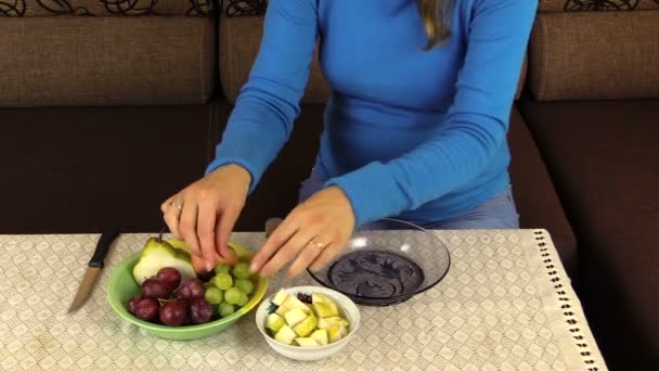 těhotná žena dívka ruce dal hroznové ovoce v misce - Záběry, video