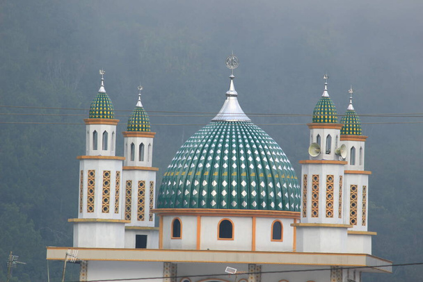 mecset minaretek és kupola épület építészet jellegzetes művészeti épületek, köd és erdő háttér. - Fotó, kép