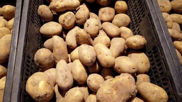 Patatas frescas en exhibición en un mercado local - Metraje, vídeo