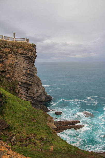 A vertical shot of a rocky seashore with high cliffs - Foto, immagini