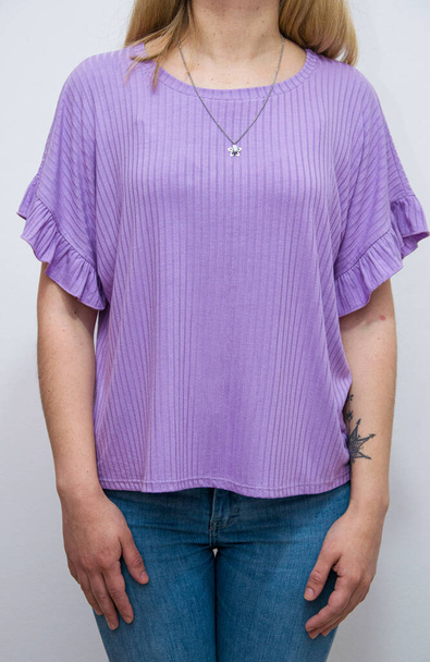 赤い半袖の紫のシャツに身を包んだ女性の垂直ショット - 写真・画像