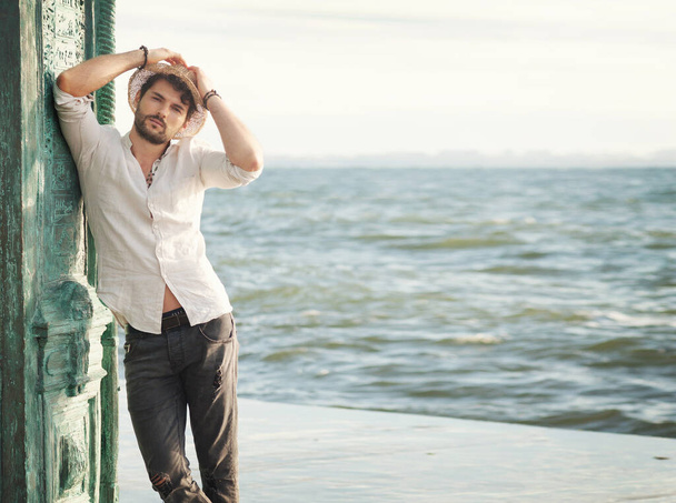 Stylish smiling man outdoor portrait near the sea - Valokuva, kuva