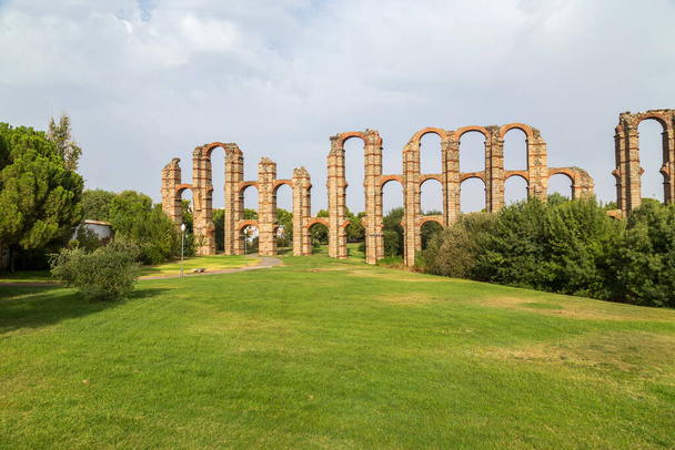 L'Acueducto de los Milagros, Acquedotto Miracoloso a Merida, Estremadura, Spagna è un ponte romano in rovina, costruito per fornire acqua alla colonia romana di Emerita Augusta, Merida, Spagna. - Foto, immagini