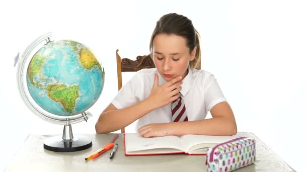 Νεαρά μαθήτρια στην τάξη γεωγραφία - Πλάνα, βίντεο