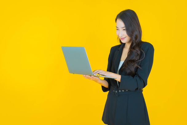retrato bonito jovem asiático mulher sorriso com computador laptop no isolado fundo - Foto, Imagem