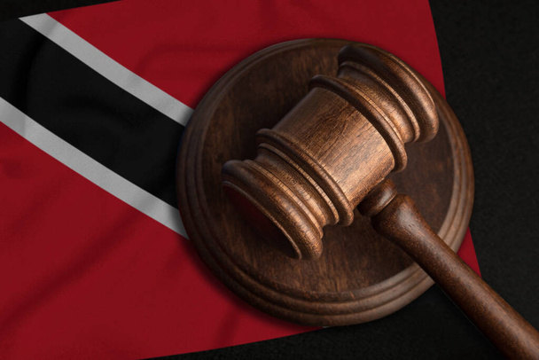 Tuomari Gavel ja Trinidadin ja Tobagon lippu. Laki ja oikeus Trinidadin ja Tobagon tasavallassa. Oikeuksien ja vapauksien loukkaaminen. - Valokuva, kuva