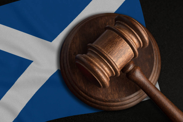 Richter Gavel und die Flagge Schottlands. Recht und Gerechtigkeit in Schottland. Verletzung von Rechten und Freiheiten. - Foto, Bild