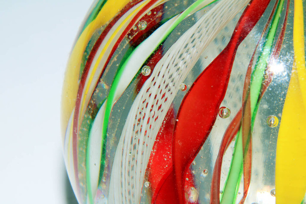 線と色のある紙の重みからの活気ある抽象的なガラスの渦巻きと泡 - 写真・画像