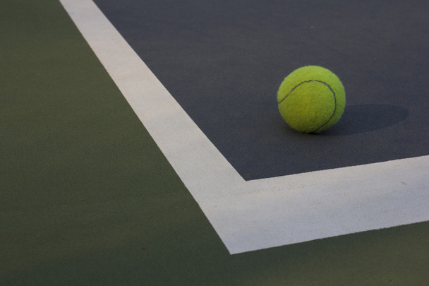 Теннисный мяч на теннисном корте
 - Фото, изображение