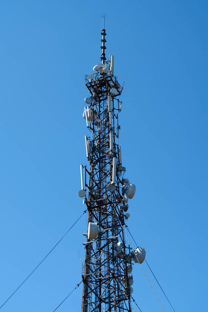 Torre celular 5G sobre fondo azul - Foto, imagen