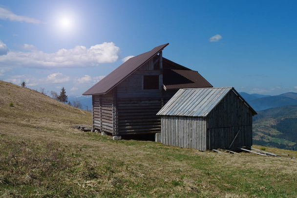 Dřevěný dům a kůlna v horách, život v samotě - Fotografie, Obrázek