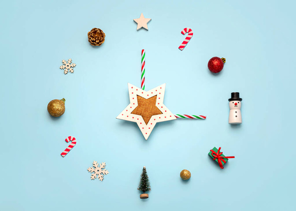 Рождество. Абстрактные рождественские часы с рождественским украшением на голубом фоне. Концепция Рождества - Фото, изображение