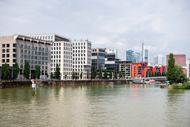 Des immeubles modernes de bureaux et d'appartements au bord de la rivière dans un centre-ville par temps nuageux. Francfort, Allemagne. - Photo, image