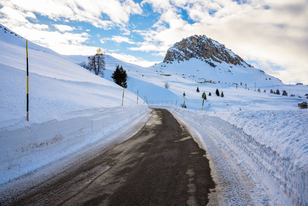 Hylätty vuoristosolatie Dolomiiteilla osittain pilvisenä talvipäivänä - Valokuva, kuva