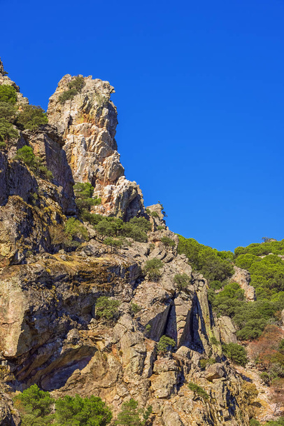 Steile Klippen in der Despenaperros-Schlucht von einem Aussichtspunkt in der Schlucht aus gesehen - Foto, Bild