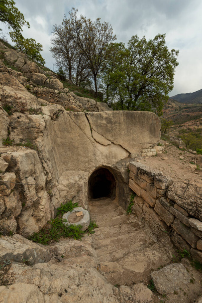 Wejście do starożytnej greckiej jaskini w mezopotamskiej części Turcji - Zdjęcie, obraz