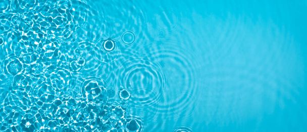 transparente de color azul claro textura de la superficie del agua calma  - Foto, imagen