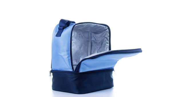 Modrá taška. Kempovací mrazák, chladící box na studené obědové jídlo izolované na bílém pozadí. Modrá taška na cestu, piknik - Fotografie, Obrázek