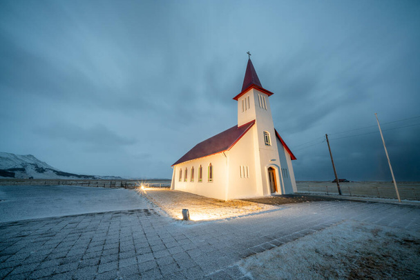 アイスランド教会-雪の中でリモートアイスランド教会。アイスランドのヴィク. - 写真・画像