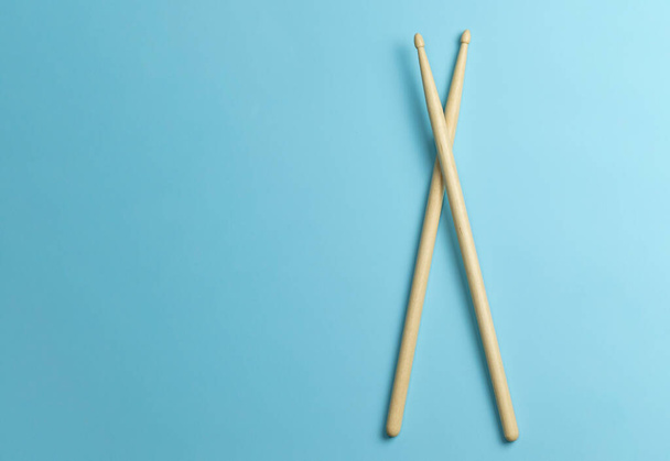 Drum sticks on a blue background. Template Copy space for text - Φωτογραφία, εικόνα
