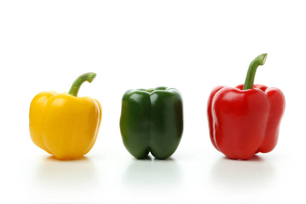Multi-gekleurde paprika geïsoleerd op witte achtergrond - Foto, afbeelding