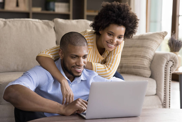 Happy young african american couple using computer. - Zdjęcie, obraz