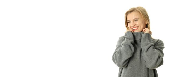 Ελκυστική κοπέλα σε πουλόβερ που απομονώνονται σε λευκό φόντο, χώρος για κείμενο. - Φωτογραφία, εικόνα