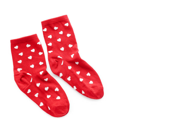 Κόκκινες κάλτσες με καρδιές απομονωμένες σε λευκό φόντο - Φωτογραφία, εικόνα