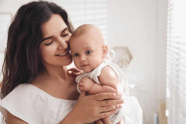 Happy young mother with her cute baby at home - Foto, Bild