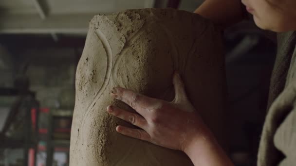 Mujer está esculpiendo de arcilla cruda - Imágenes, Vídeo