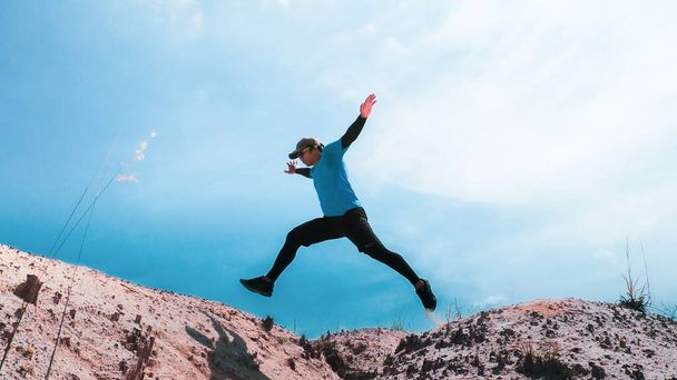 Férfi futó ugrás kék ég háttér, másolás tér - Fotó, kép