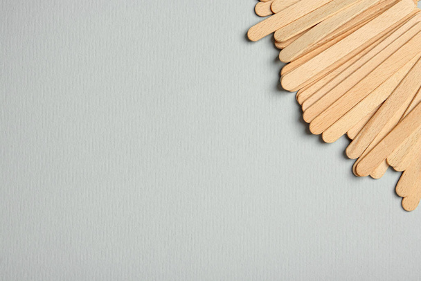 Pile of spatulas on grey background, flat lay. Space for text - Fotoğraf, Görsel