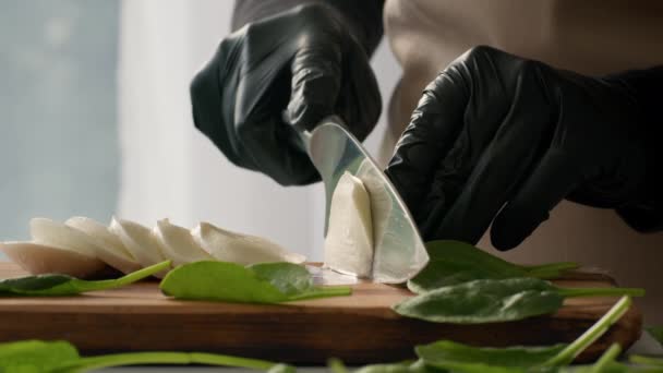 Unerkennbar Koch Schneiden von frischem Mozzarella-Käse Kochen in der Küche, Nahaufnahme - Filmmaterial, Video
