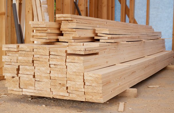 Empilement de planches en bois à l'intérieur de la maison
 - Photo, image