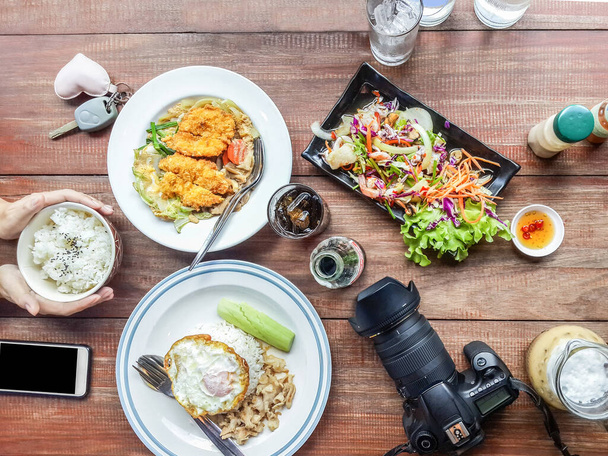 Vista superior. almuerzo, arroz y huevos, ensaladas, verduras, camarones sobre la mesa. - Foto, imagen