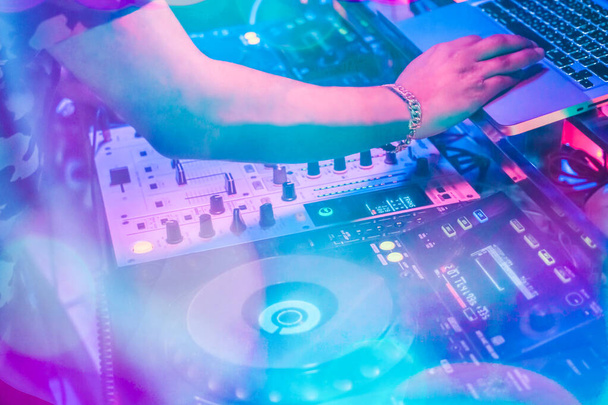 Los DJs son tocadiscos giradiscos plato mezclador noche fiesta pub Motion blur wite light sunset abstract background. instagram estilo filtro foto vintage tono - Foto, imagen