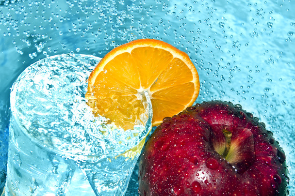 Apple and orange in water drops - Fotoğraf, Görsel