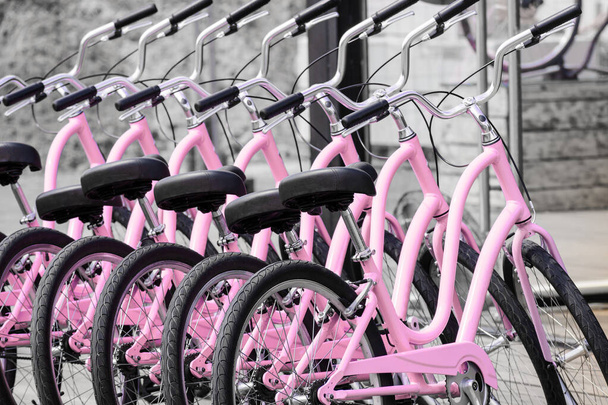 Vélos roses parking dans une rangée et prêt à louer - Photo, image