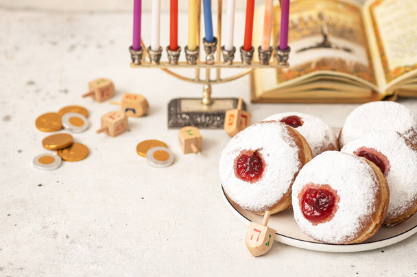 Ciambelle gustose con marmellata sullo sfondo - Concetto di celebrazione Hanukkah - Foto, immagini